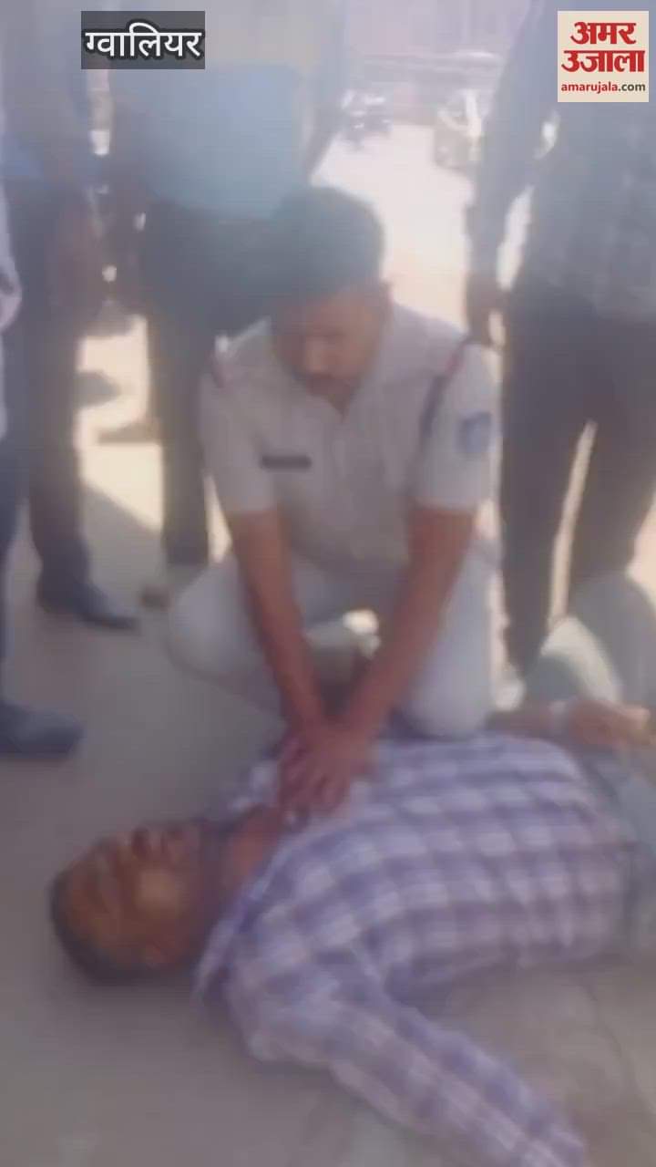 A young man riding an Activa on the road had a heart attack Sub-inspector saved his life by giving CPR