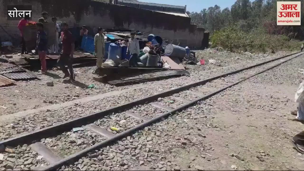 VIDEO : Former Health Minister Dr. Rajiv Saizal met the migrants after the illegal slums