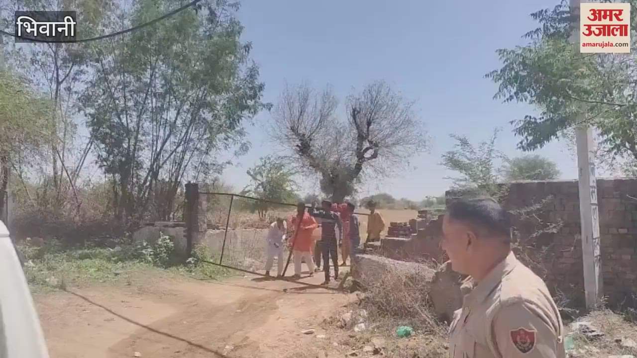 VIDEO : भिवानी में पुलिस के सामने दो लोगों ने खुद पर पेट्रोल छिड़ककर लगाई आग