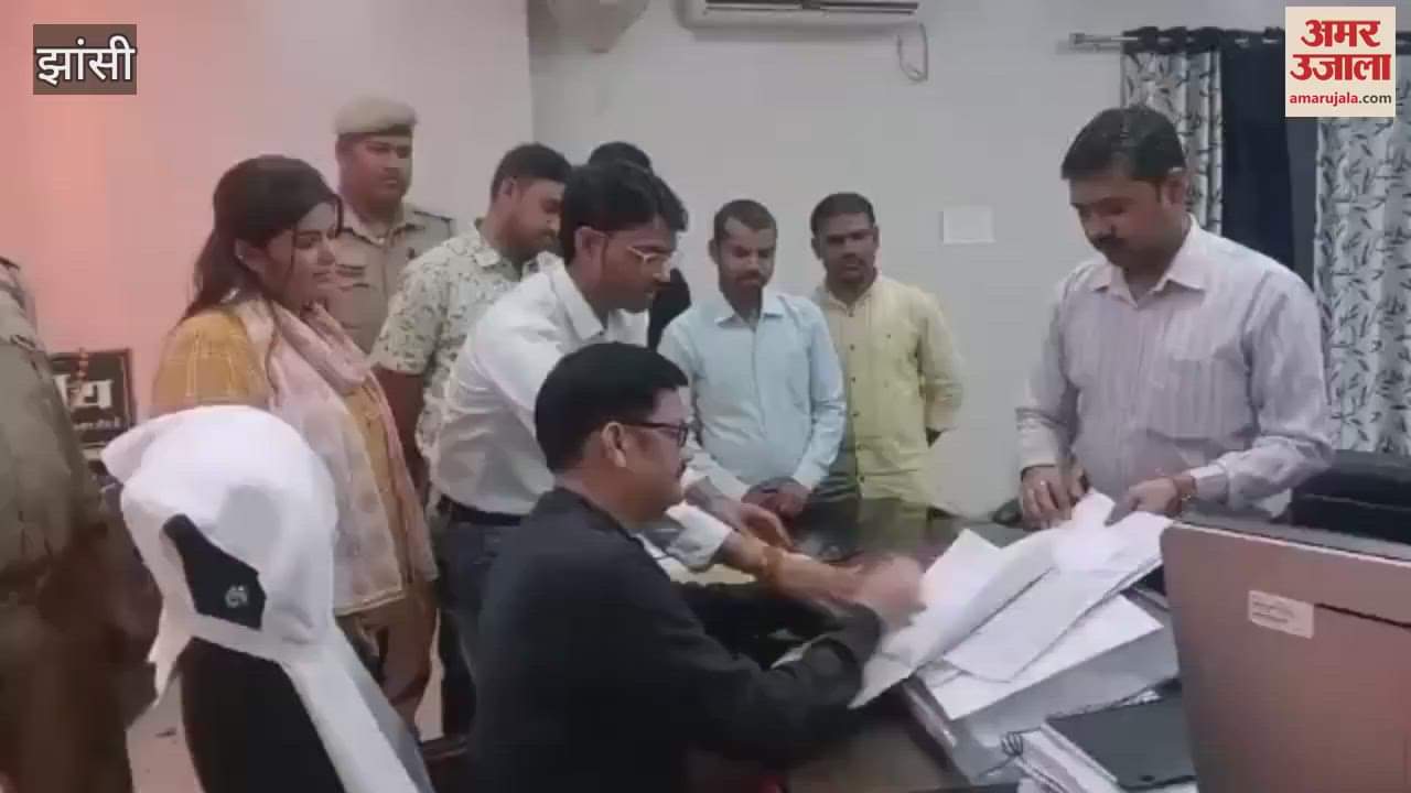 VIDEO : crores of rupees were paid from treasury on last day of the financial year In Jhansi