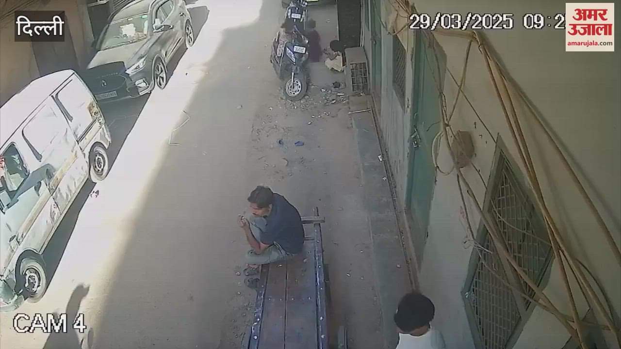 VIDEO : In Paharganj a minor boy ran over a two-year-old girl playing in street with his car death