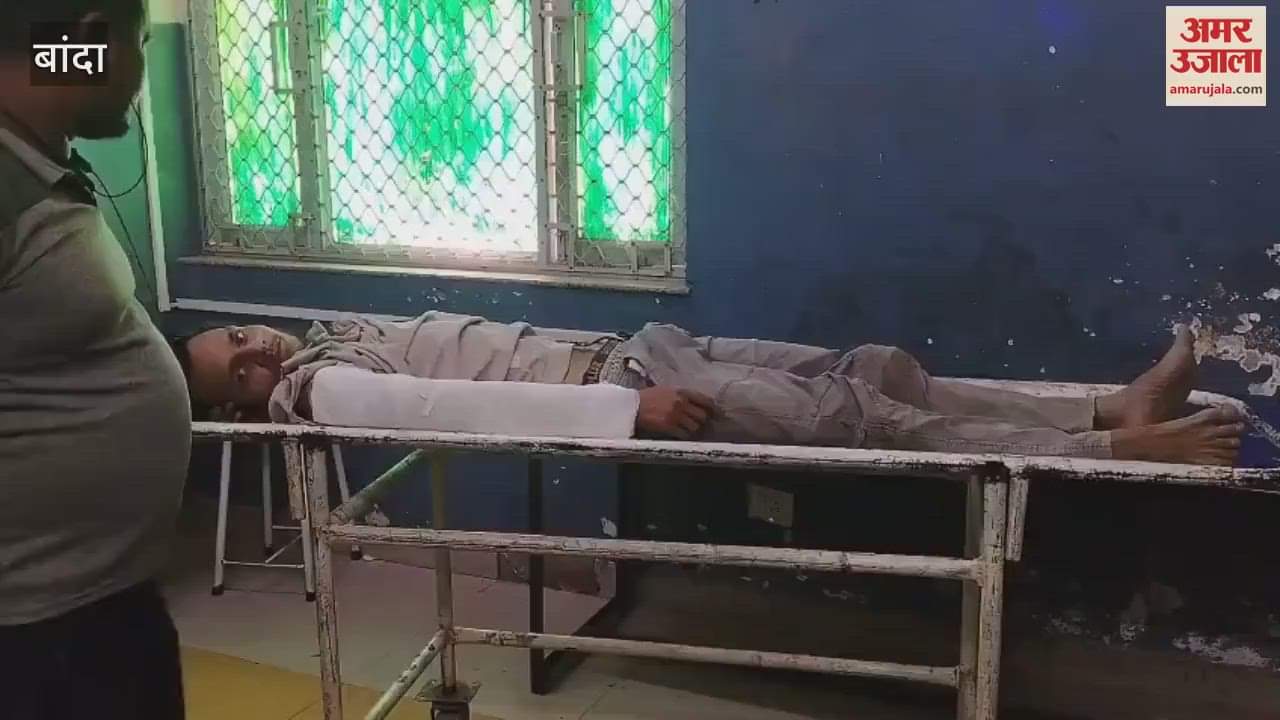 VIDEO : Uncontrolled e-rickshaw overturned into a ditch in Banda, youth injured