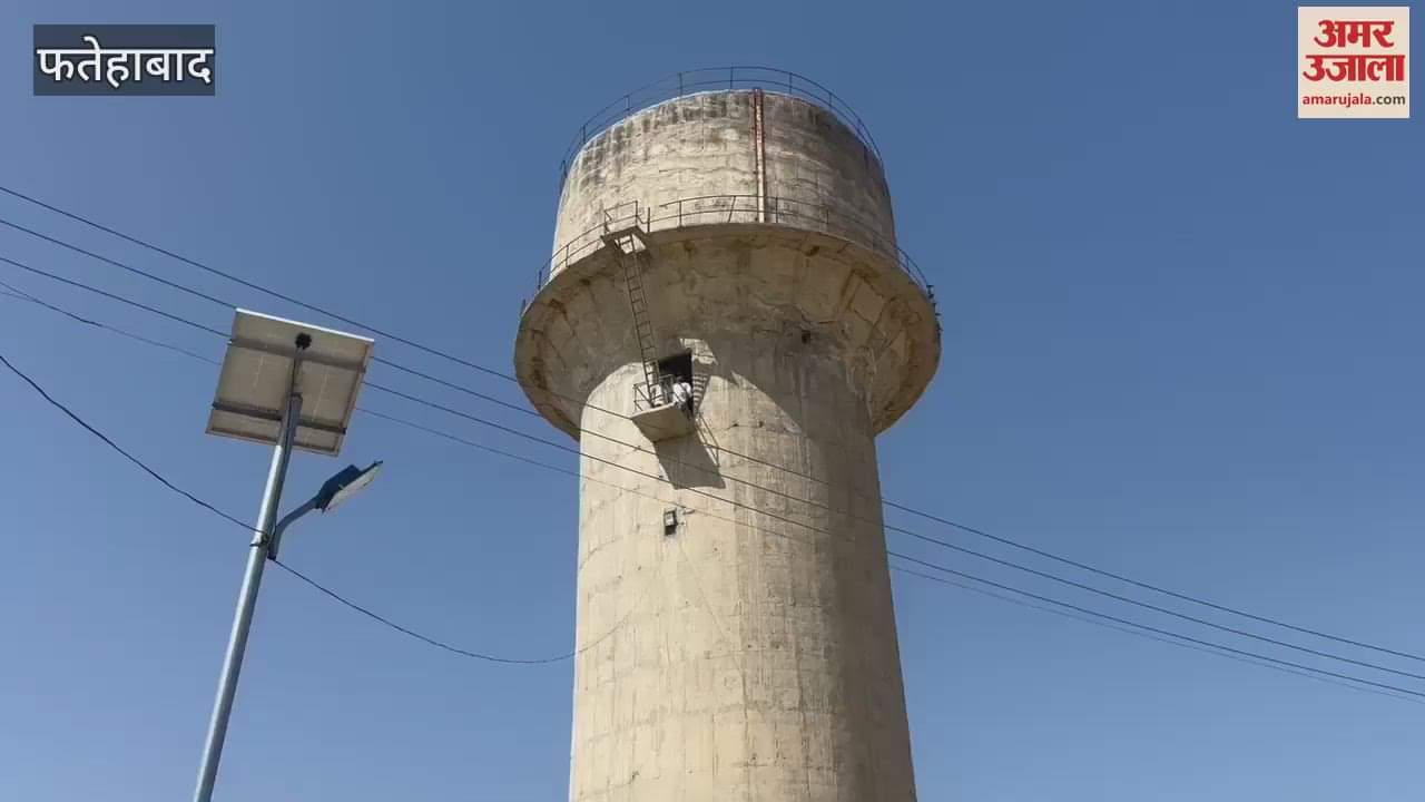 VIDEO : Villagers created a ruckus in Fatehabad's Bhirdana village over water shortage, villagers climbed on the water tank and said...