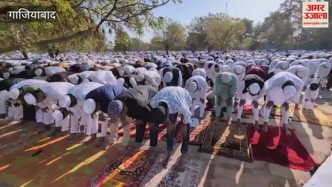 VIDEO : Worshippers offering Eid prayers at Dasna Mosque