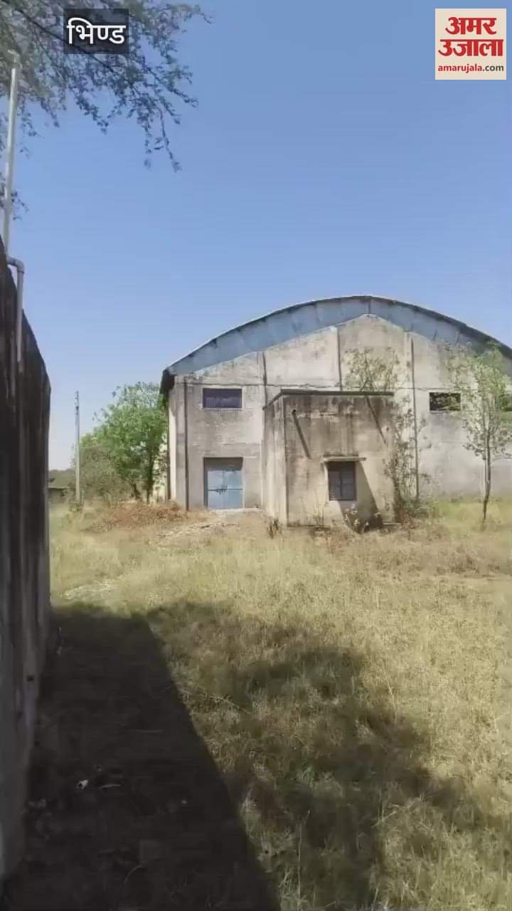 Bhind Open cheating in Jiwaji University exams students are checking answers by keeping guides in toilets