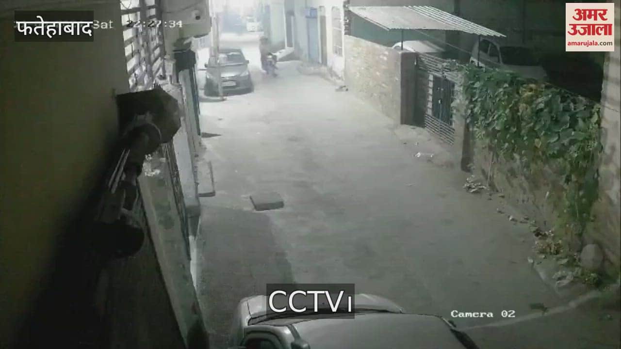 VIDEO : फतेहाबाद में मोटरसाइकिल सवार युवकों ने गाड़ी का शीशा तोड़ा, सीसीटीवी में वारदात कैद
