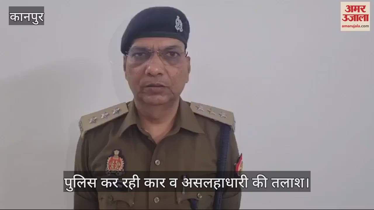 VIDEO : बीच सड़क पर कार रोककर फूल खरीद रहे थे युवक, साइड मांगने पर दी धमकी