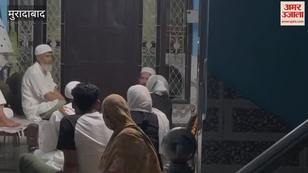 VIDEO : Moradabad, a woman beat a Maulana with slippers, he sat quietly with folded hands, there was an uproar