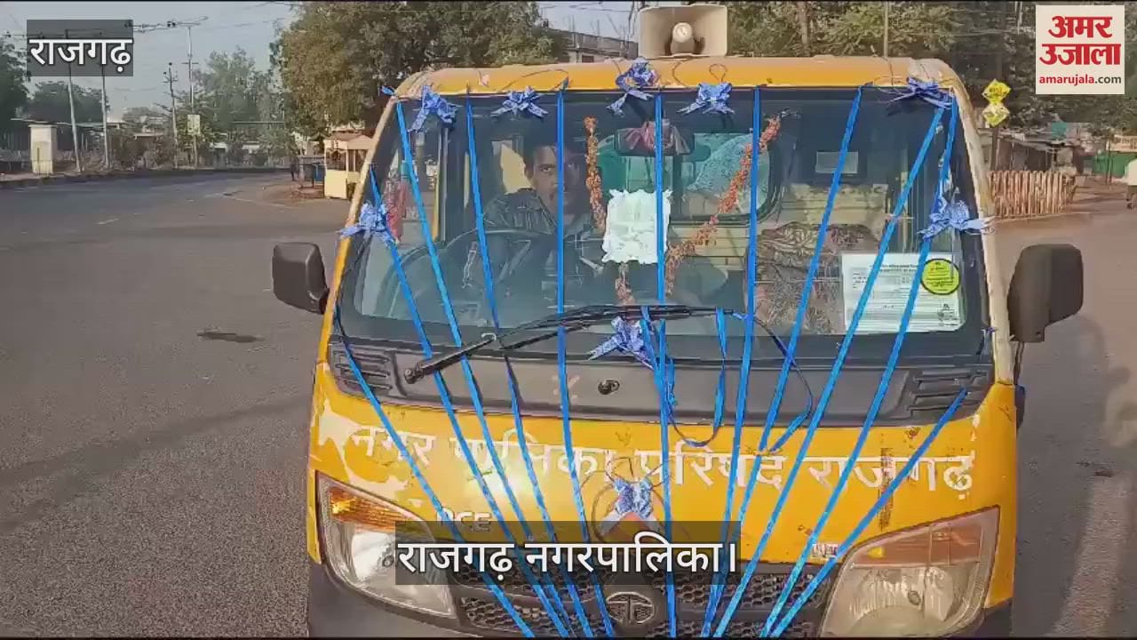 The municipality made an announcement through a garbage vehicle for the defaulters of water tax amount.