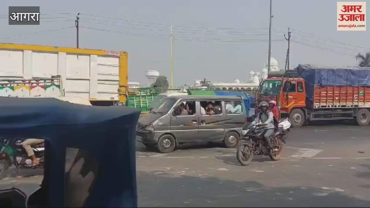 VIDEO : आगरा के सिकंदरा तिराहे पर पलट गया ट्रक, बोदला रोड जाम; किया गया डायवर्जन