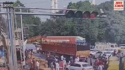 VIDEO : दिल्ली हाईवे के किनारे पलटा ट्रक, मंदिर हुआ क्षतिग्रस्त, सिकंदरा-बोदला रोड पर किया डायवर्जन