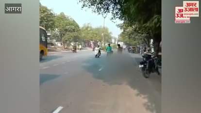 VIDEO : यूपी पुलिस के सिपाही ने बीच सड़क पर चौकी के सामने किया ऐसा काम...शर्म से पानी-पानी हुए लोग