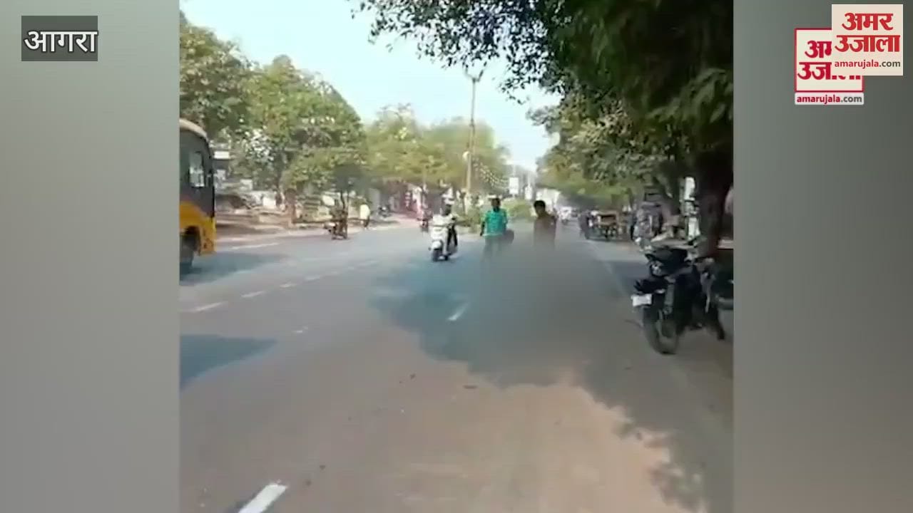 VIDEO : यूपी पुलिस के सिपाही ने बीच सड़क पर चौकी के सामने किया ऐसा काम...शर्म से पानी-पानी हुए लोग