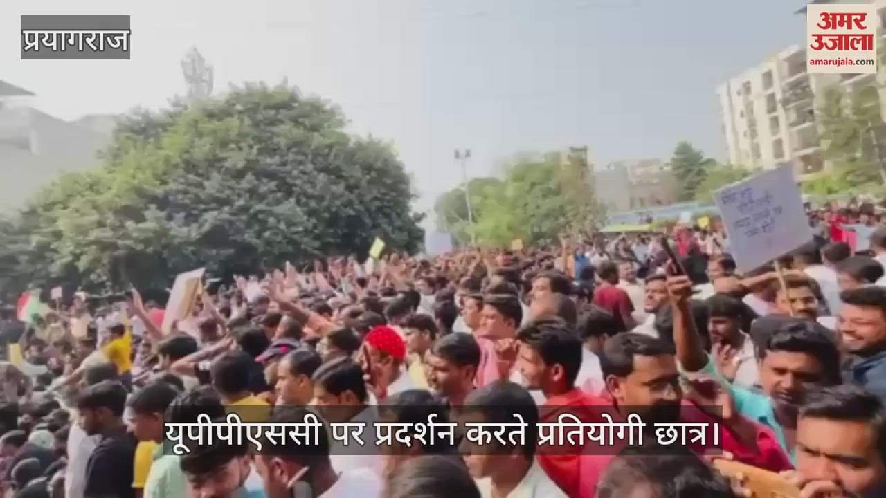 VIDEO : Students took to the streets carrying posters of Gandhi, Azad, Bhagat and Netaji Subhachandra Bose, waving the tricolor.