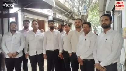 VIDEO : Advocates protested by sitting on the road outside Surajpur District Court