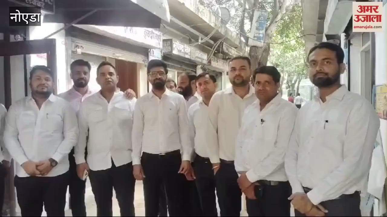 VIDEO : Advocates protested by sitting on the road outside Surajpur District Court