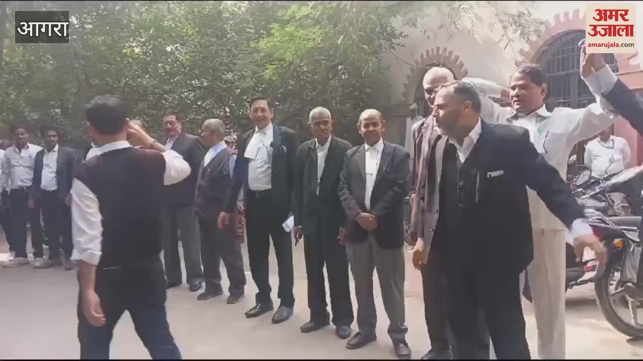 VIDEO : गाजियाबाद के अधिवक्ताओं पर हुए लाठीचार्ज के विरोध में प्रदर्शन, बनाई गई  मानव श्रृंखला