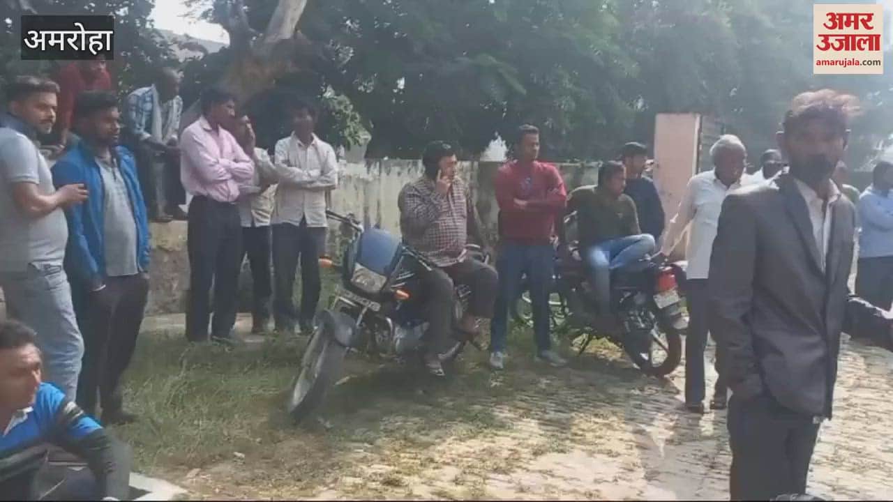 VIDEO : Road accident in Amroha, three people including mother and son died