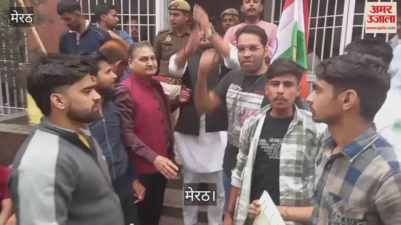 VIDEO : Students protest outside DM office in Meerut, BJP leader stopped from entering