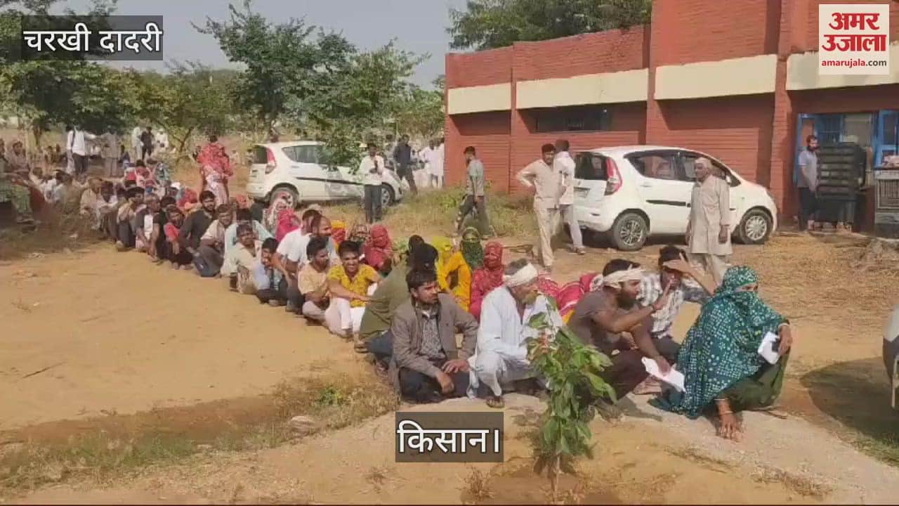 VIDEO : दादरी में किसानों ने सोसायटी में किया हंगामा, पुलिस ने थाने में बंटवाई खाद