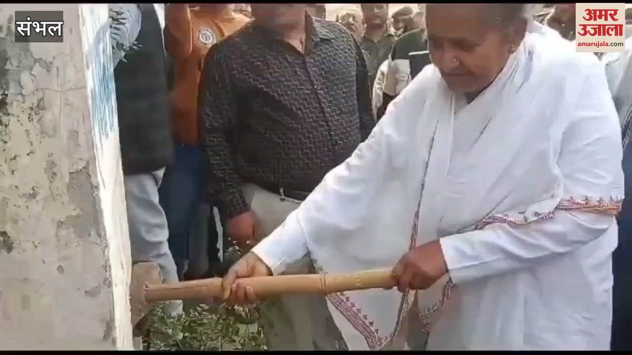VIDEO : Chandausi, State Minister Gulab Devi used a hammer on her father's shop, it was coming under encroachment