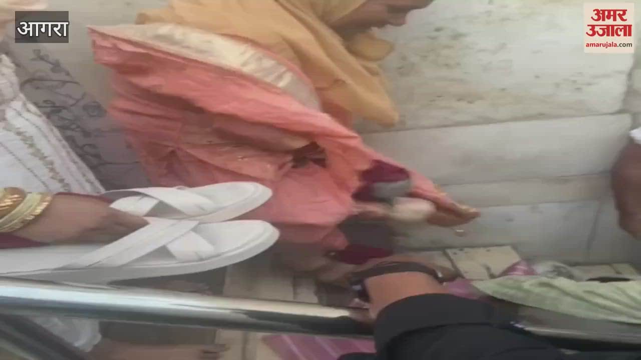 VIDEO : ताजमहल पर फिर हादसा, सीढ़ियों से फिसली महिला पर्यटक; गंभीर रूप से हुई चौटिल