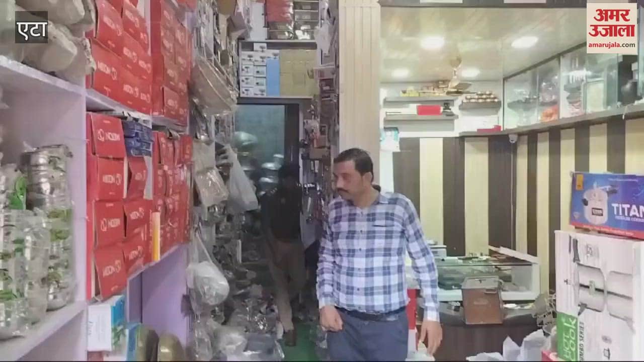 VIDEO : एटा के सकीट में चोरों का आतंक, आधी रात  को तोड़ दिए बर्तन और आभूषण की दुकान के ताले, लाखों का माल ले उड़े