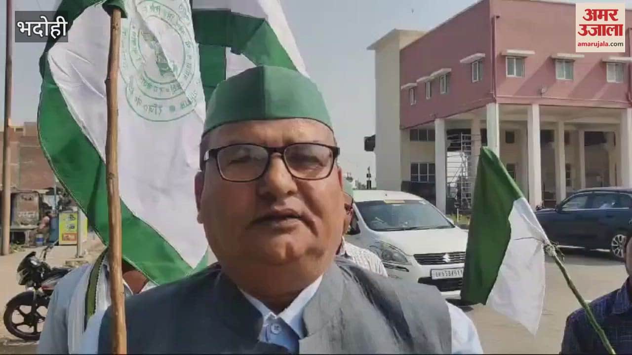 VIDEO : Protest against toll plaza Farmer leaders protested in Bhadohi said rules violated gave warning