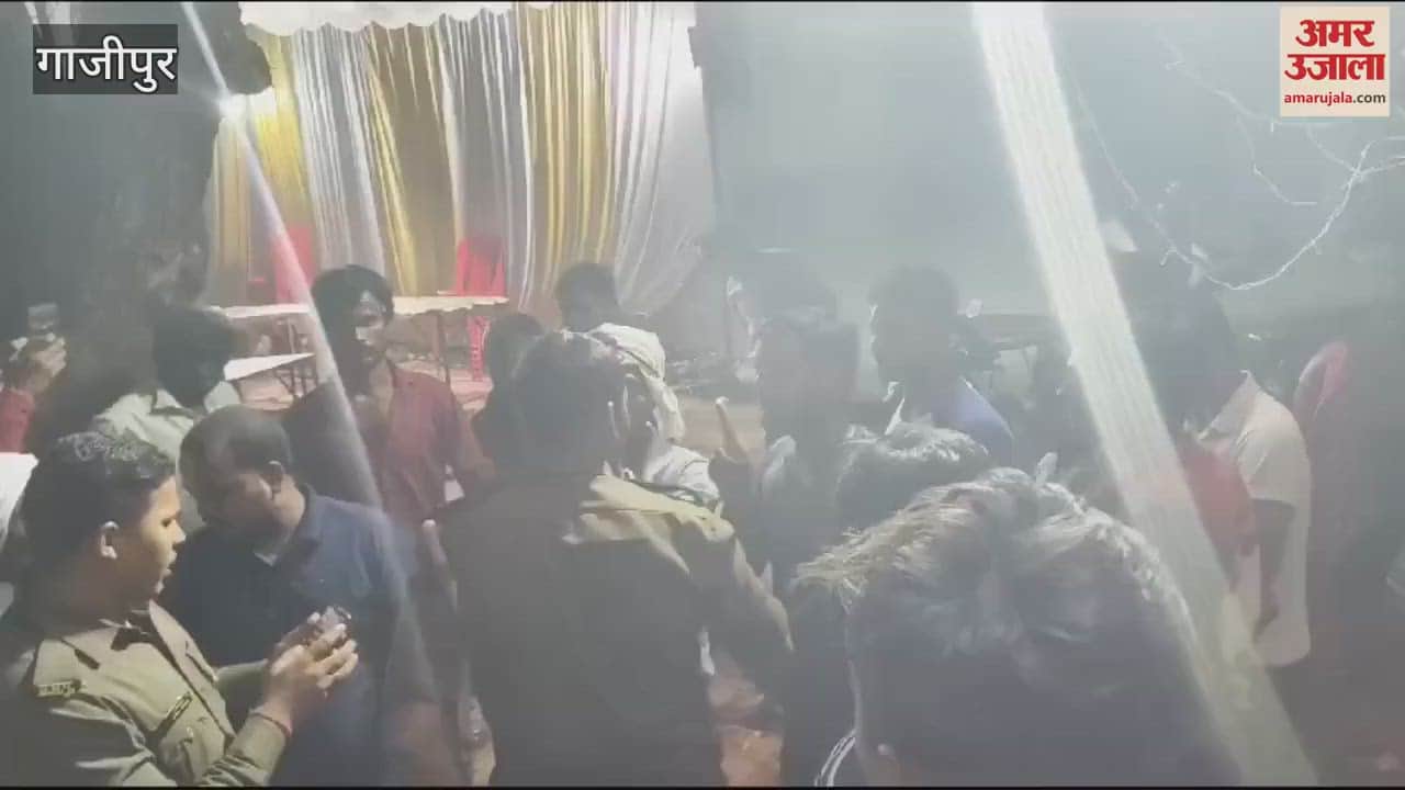 VIDEO : village head fight policemen in azamgarh took him police station released him after some coaxing