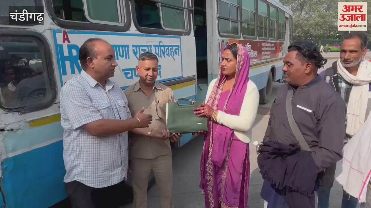 VIDEO : Woman forgot her purse full of jewellery in Haryana Roadways bus, driver-conductor returned