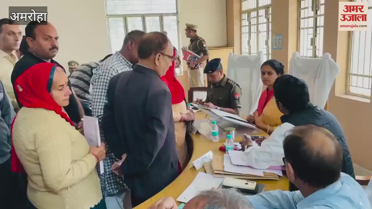 VIDEO : DM expressed displeasure over non-resolution of complaints, heard problems on Samadhan Diwas