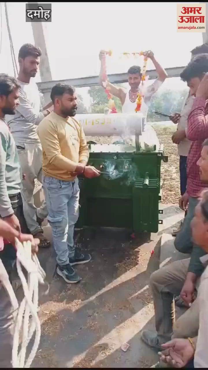 Damoh When a new transformer arrived in the village, farmers wore flower garlands and sang aarti