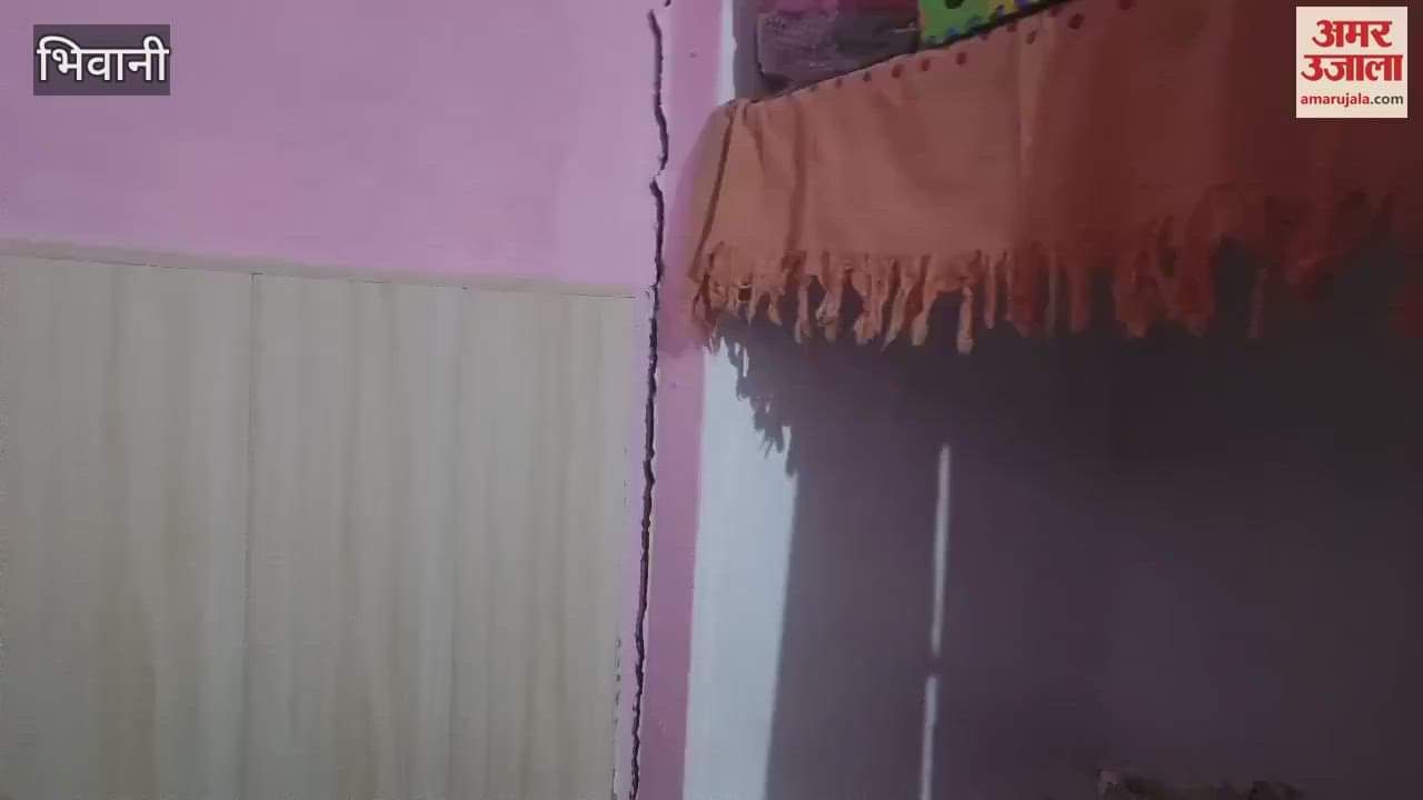 VIDEO : Construction of railway overbridge is going on in Bhiwani, cracks have appeared in houses due to drilling machine