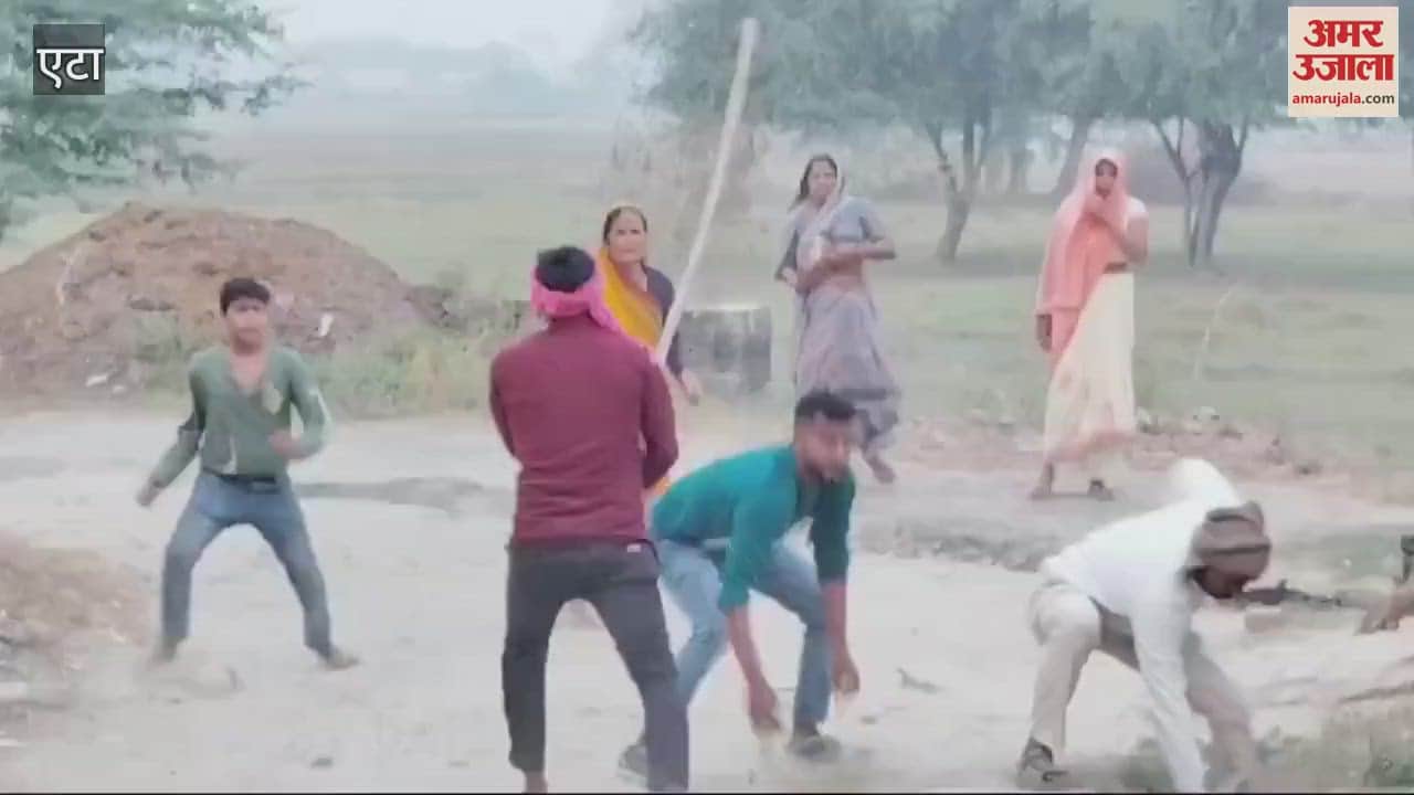 VIDEO : हाथों में तमंचे...महिलाओं की चीखें और होता पथराव, एटा बवाल के वीडियो आए सामने