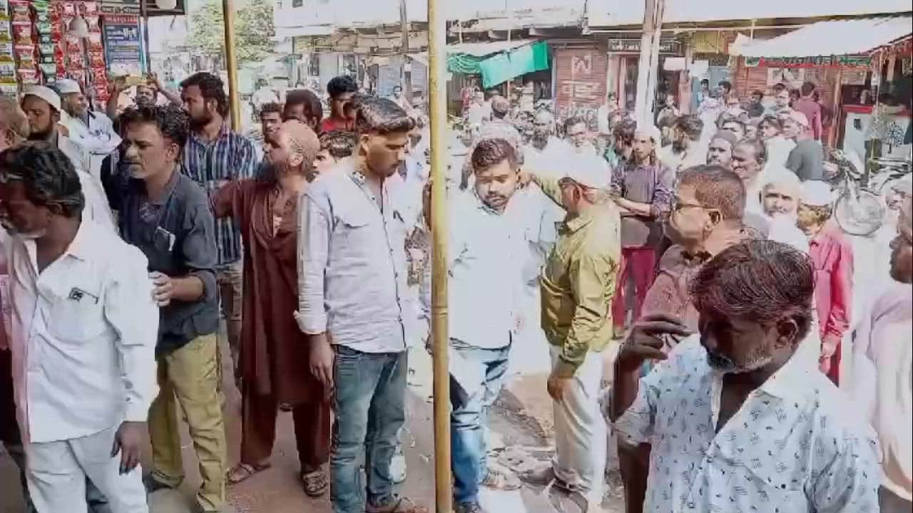 Khargone: After complaints on CM helpline, civic body staff set out to remove encroachment from roads