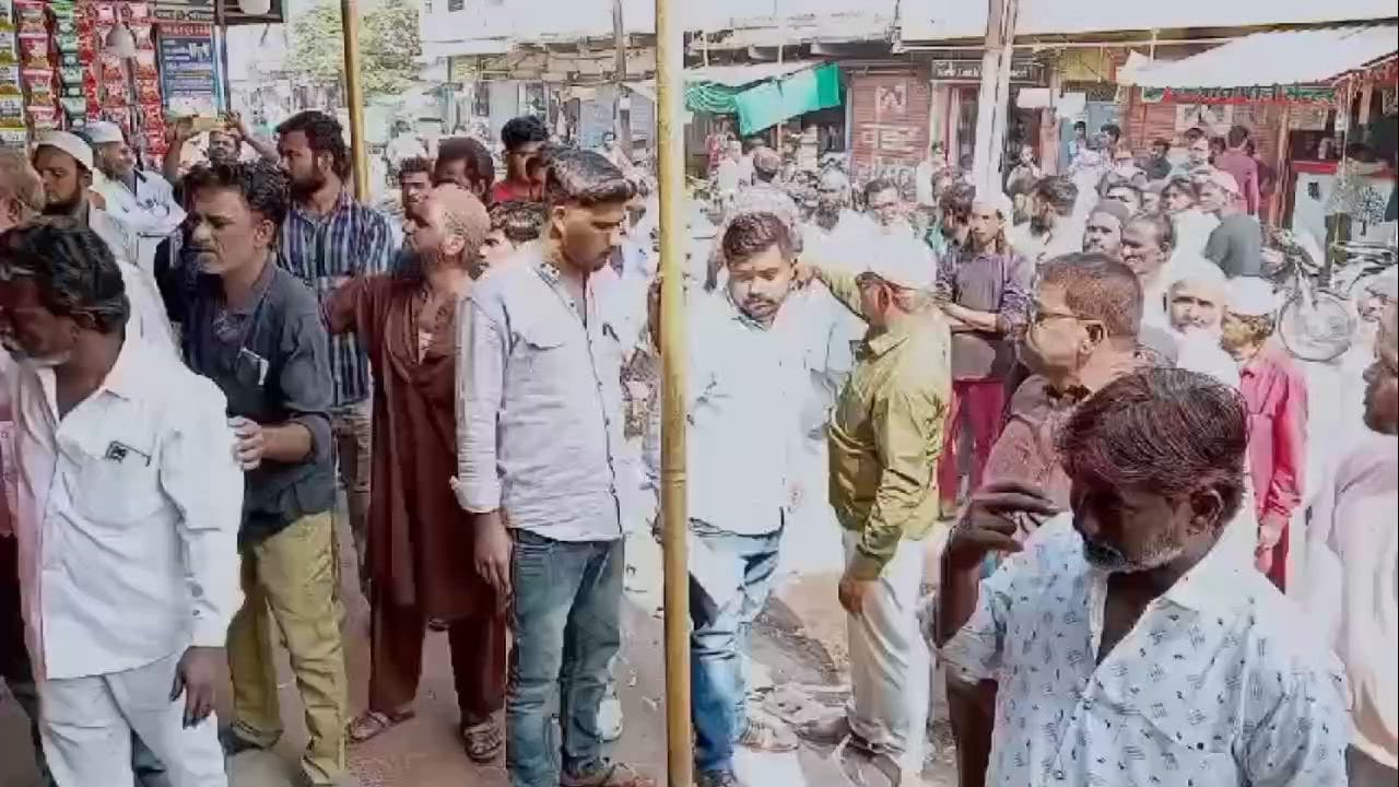 Khargone: After complaints on CM helpline, civic body staff set out to remove encroachment from roads