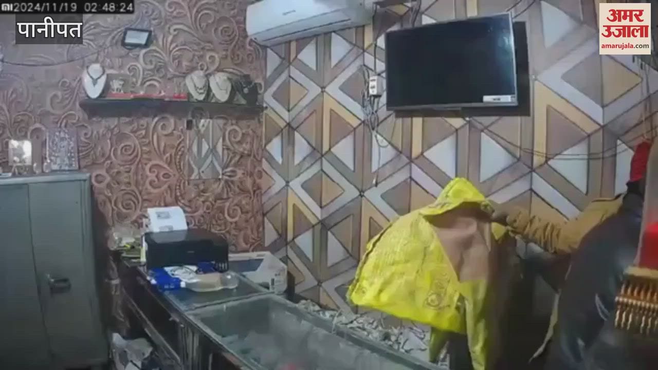 VIDEO : Thieves broke the lock of jewelers shop in Panipat and stole jewelery worth seven lakhs