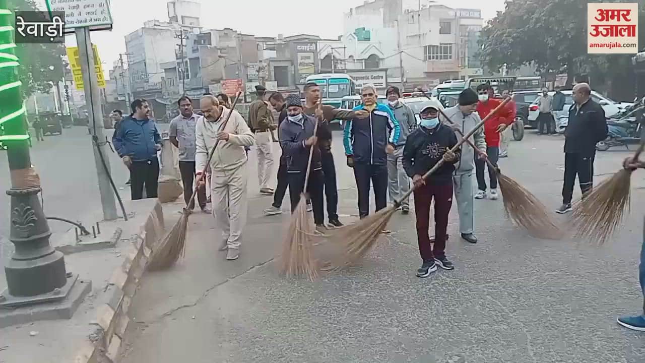 VIDEO : Rewari MLA Laxman Singh Yadav came out on the road with a broom, said- people will have to change their mentality