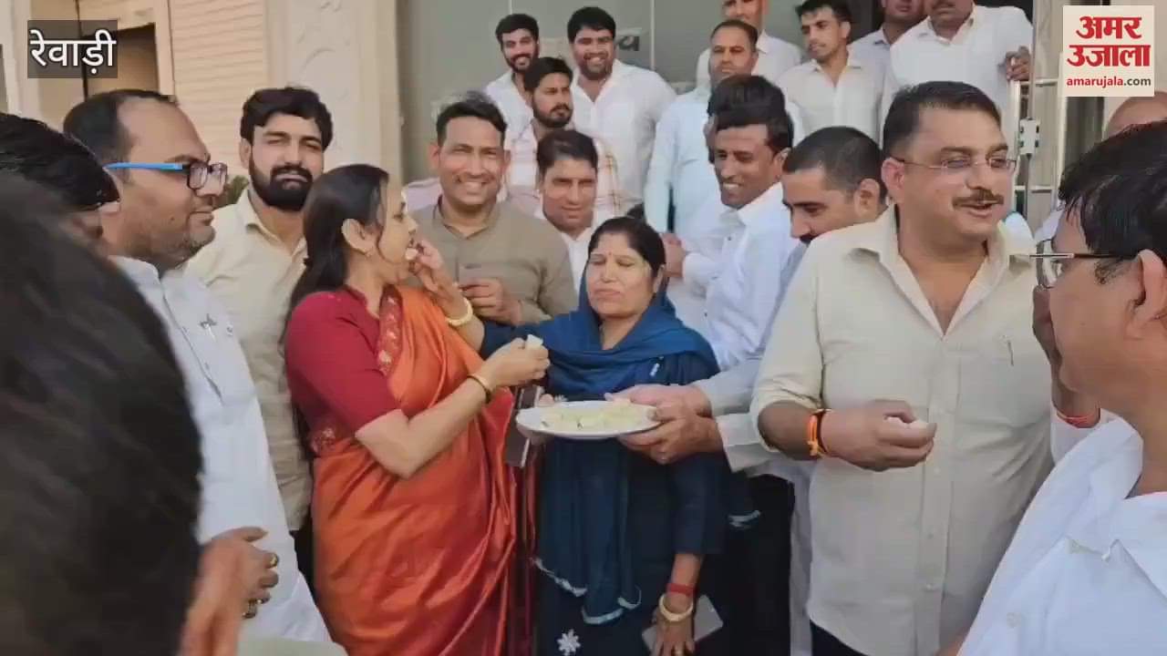 VIDEO : Workers distributed laddus in Rewari on BJP's landslide victory