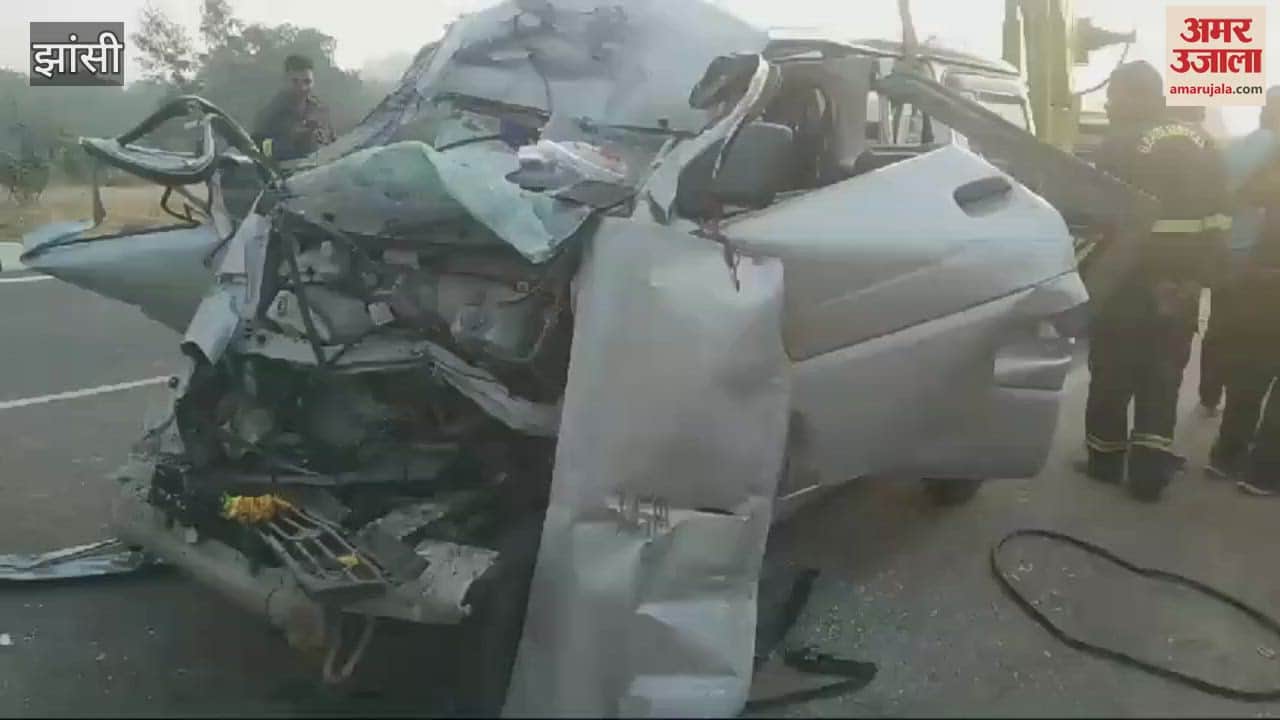 VIDEO : Jhansi-Khajuraho highway Car collided with a truck in jhansi
