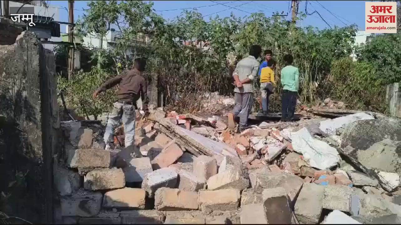 VIDEO : JDA bulldozer hits 25 shops of Kashmiri Pandits in Jammu