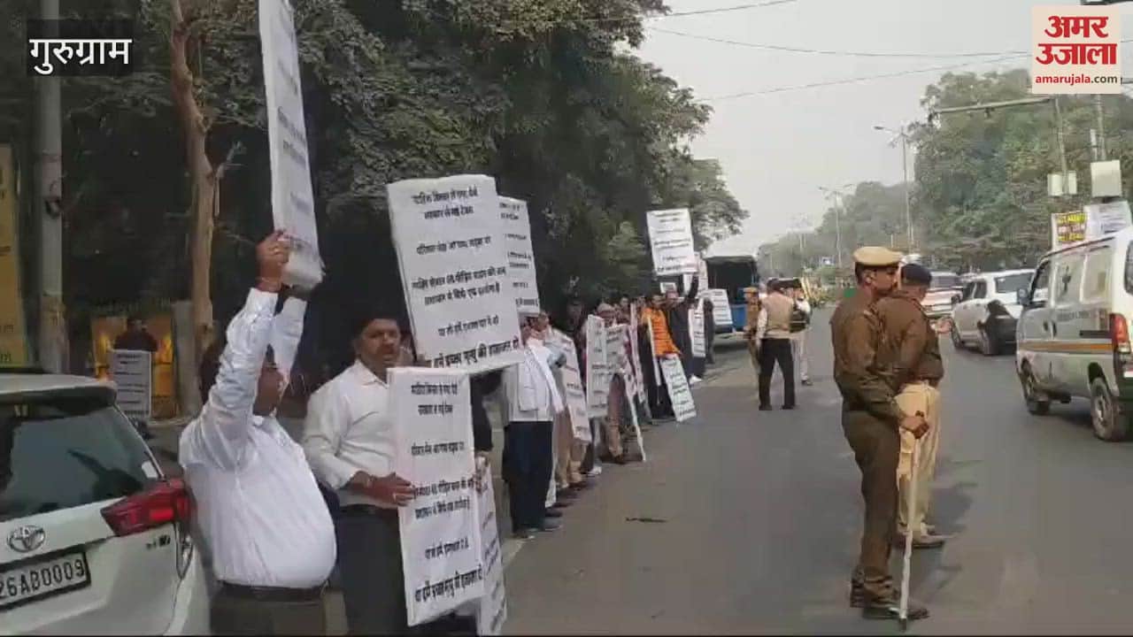 VIDEO : Buyers of Mahira Builder in Gurugram demonstrated in front of the RERA office