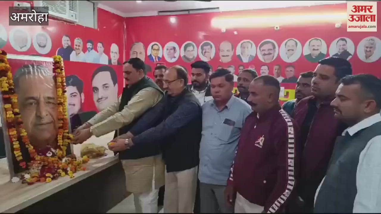 VIDEO : SP workers offered flowers to Mulayam Singh's picture and paid homage