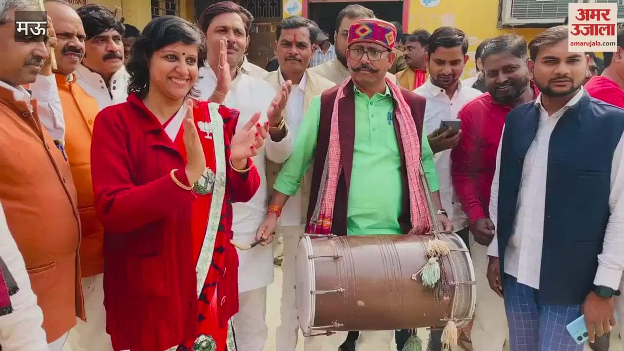 VIDEO : BJP workers celebrated victory Maharashtra and UP sweets to each other and burst firecrackers