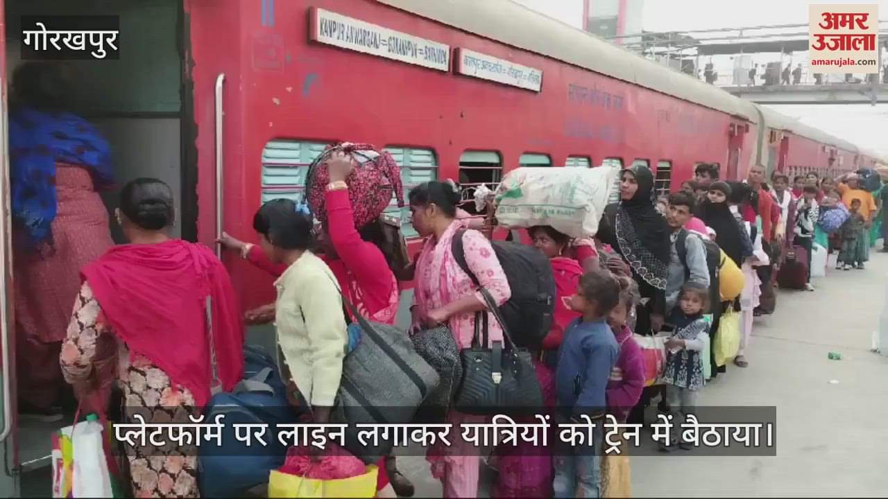 VIDEO : Passengers boarded the train by lining up on the platform