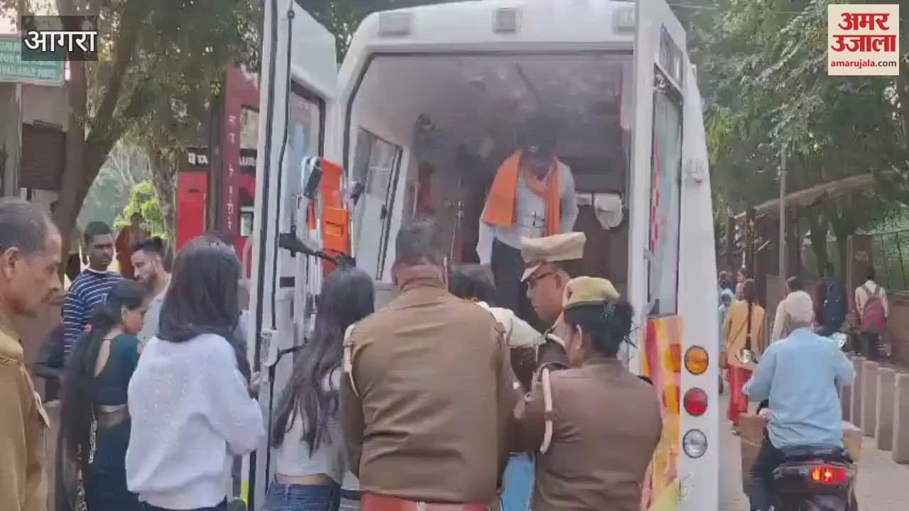 VIDEO : ताजमहल देखने आए पर्यटक को आया हार्ट अटैक, पुलिस के जवानों ने बचाई जान