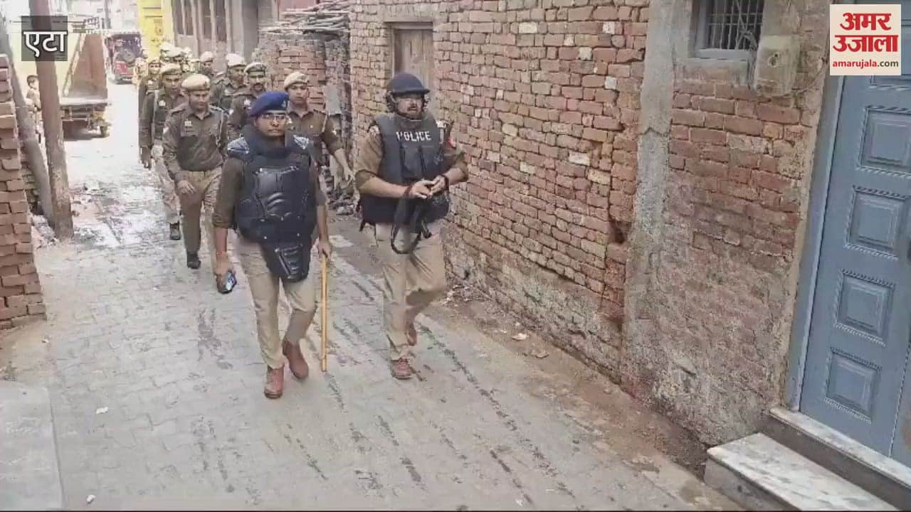 VIDEO : एटा के जलेसर में पुलिस अलर्ट, गलियों में फ्लैग मार्च जारी