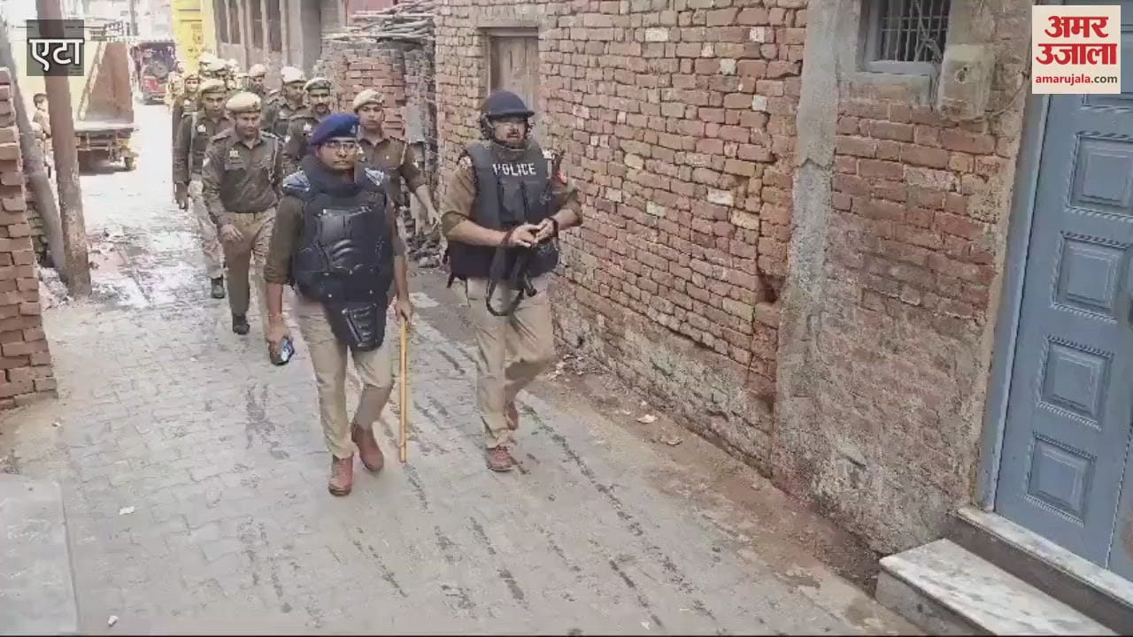 VIDEO : एटा के जलेसर में पुलिस अलर्ट, गलियों में फ्लैग मार्च जारी