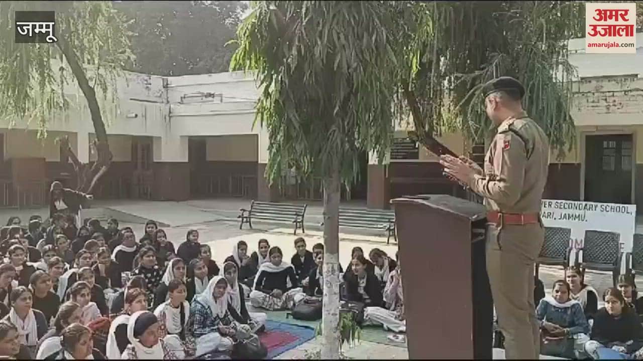 VIDEO : Kartik khsotria made the girl students aware on scam and cyber crime