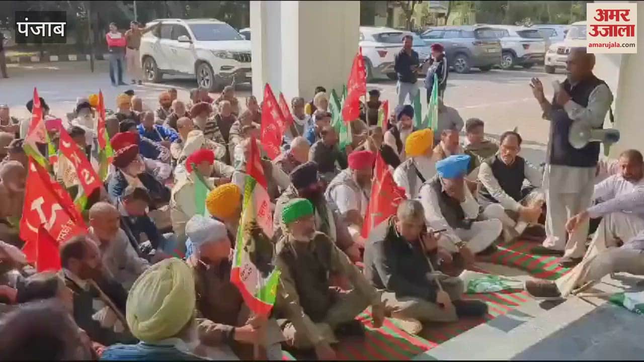 VIDEO : Farmers staged a sit-in outside the DC office in Pathankot